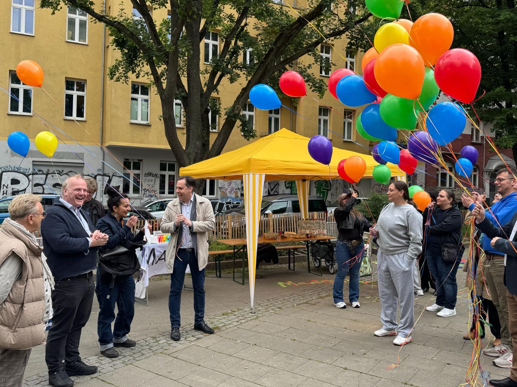 Regenbogenkuchen und Luftballonaktion auf dem Boddinplatz